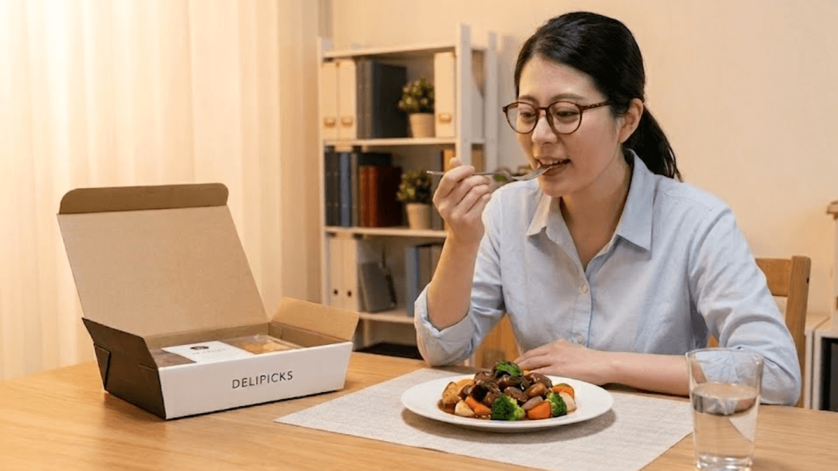 DELIPICKSの宅配を食べている女性